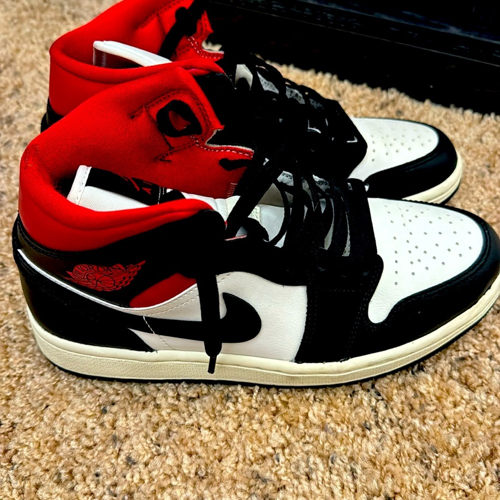 Wmns Air Jordan 1 Mid 'Black Sail Gym Red'